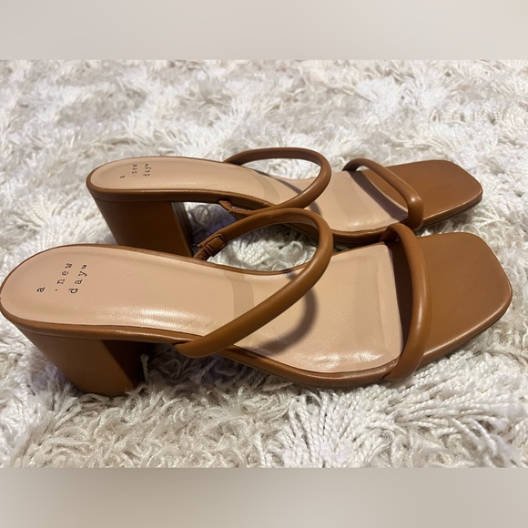 A New Day Tan Short block heel/sandal Women’s Sz 10 - Picture 4 of 5